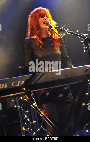 Alison Sudol d une amende Frenzy joue sur la scène à l'O2 Shepherds Bush Empire le 9 mai 2010. Banque D'Images