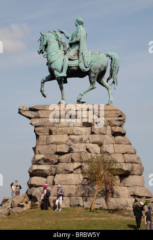 La vue de la statue de Cheval en cuivre 1829 Le roi George III sur Snow Hill, Windsor Great Park, Surrey, Angleterre. Banque D'Images