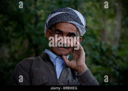 Un vieil homme kurde portant le turban traditionnel chapellerie au Kurdistan Banque D'Images