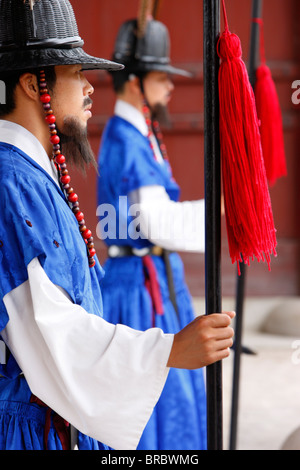 L'évolution des gardes royaux cérémonie, le Palais Changdeokgung, Séoul, Corée du Sud Banque D'Images