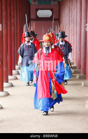 L'évolution des gardes royaux cérémonie, le Palais Changdeokgung, Séoul, Corée du Sud Banque D'Images