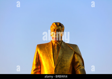 - Turkménistan Ashgabat - Berzengi - statue en or de Niazov dans le parc de l'indépendance Banque D'Images