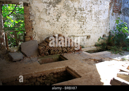 Ruines de l'ancien cloître à Osor près de Bijar Bay, Croatie Banque D'Images