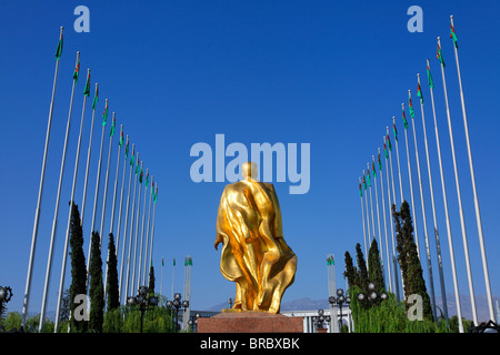 - Turkménistan Ashgabat - Berzengi - statue en or de Niazov dans le parc de l'indépendance Banque D'Images