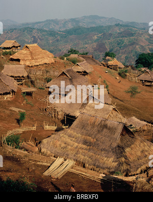 Village de la tribu Akha hill, avec des collines déboisées par brûlis par tribus dans l'arrière-plan, Chiang Rai, Thaïlande Banque D'Images