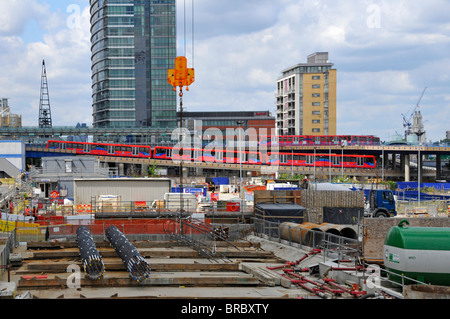 Site de construction de l'infrastructure et de la superstructure du bâtiment nouveau Canary Wharf traverse gare avec train DLR au-delà de l'Est de Londres Angleterre Royaume-uni Banque D'Images