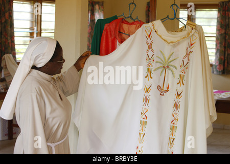 Vêtement fait du prêtre à Akepe monastère catholique, Akepe, Togo, Afrique de l'Ouest Banque D'Images