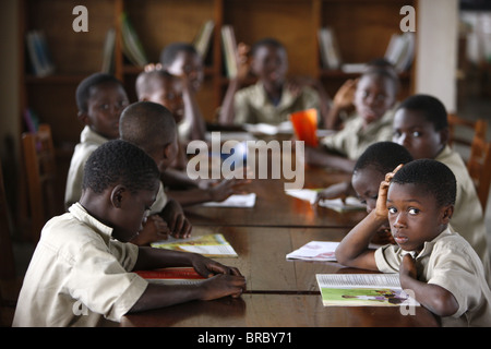 Les enfants de l'école dans la bibliothèque, Lomé, Togo, Afrique de l'Ouest Banque D'Images