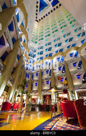 Atrium de l'hôtel Burj Al Arab, DUBAÏ, ÉMIRATS ARABES UNIS Banque D'Images