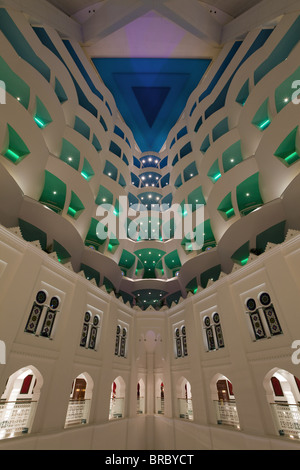 Atrium de l'hôtel Burj Al Arab, DUBAÏ, ÉMIRATS ARABES UNIS Banque D'Images