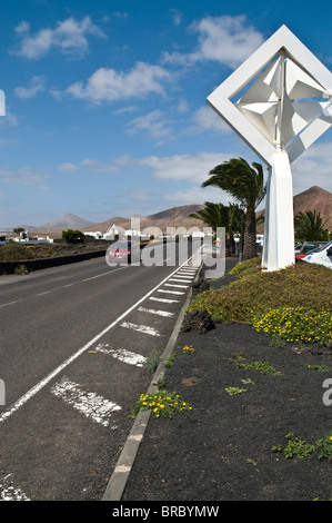 Cesar Manriques dh chambre TARO DE LANZAROTE TAHICHE Cesar Manrique route voiture art moderne sculpture dans le parc de voiture Banque D'Images