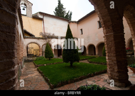 Cloître, Sanctuaire franciscain de La Foresta, Rieti, Latium (Lazio), l'Italie, l'Europe. Banque D'Images