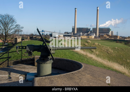 La Deuxième Guerre mondiale, avec des armes à feu power station derrière, à Tilbury Fort, utilisé du 16e au 20e siècle, Tilbury, Essex, Angleterre, RU Banque D'Images