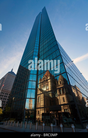 L'église Trinity reflète dans ce gratte-ciel moderne, Boston, Massachusetts, New England, USA Banque D'Images