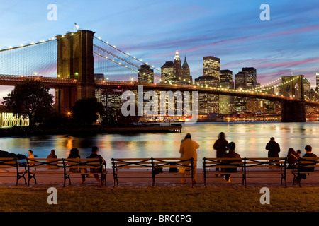Le Brooklyn Bridge enjambant l'East River, entre Brooklyn et Manhanttan, New York City, New York, USA Banque D'Images