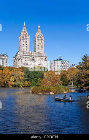 Central Park et les grands bâtiments le long de Central Park Ouest vue sur le lac en automne, Manhattan, New York, USA Banque D'Images