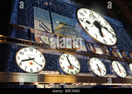 Horloges montrant divers world city times en dehors de la magasin Tourneau, Manhattan, New York City, New York, USA Banque D'Images