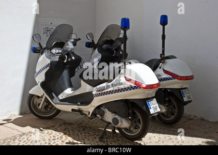 Les scooters de la police, le Quartier Juif, Cordoue, Andalousie, Espagne Banque D'Images