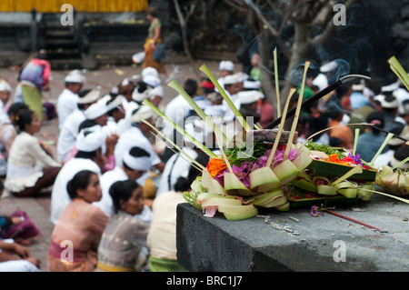 Offrant au temple Goa Lawah à Bali, Indonésie Banque D'Images