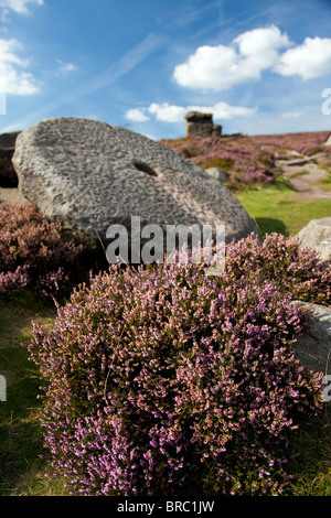 Cap sur la formation de la roche mère meule sur le parc national de Peak District Derbyshire, Angleterre, Royaume-Uni Banque D'Images