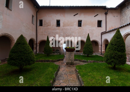 Cloître, Sanctuaire franciscain de La Foresta, Rieti, Latium (Lazio), l'Italie, l'Europe. Banque D'Images