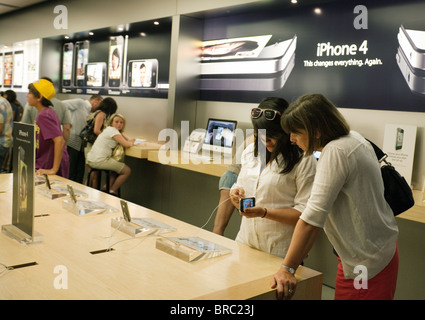 Les gens d'essayer l'iphone à l'Apple Store, Fashion Show Mall, Las Vegas USA Banque D'Images