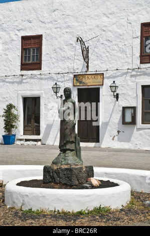 Dh Teguise Lanzarote statue sur la Plaza del 18 de Julio bâtiment blanc Banque D'Images