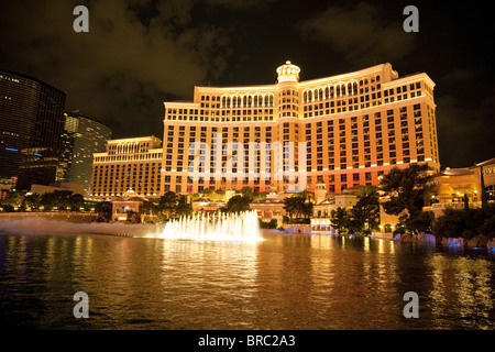 L'hôtel Bellagio avec des fontaines de nuit, le Strip, Las Vegas USA Banque D'Images