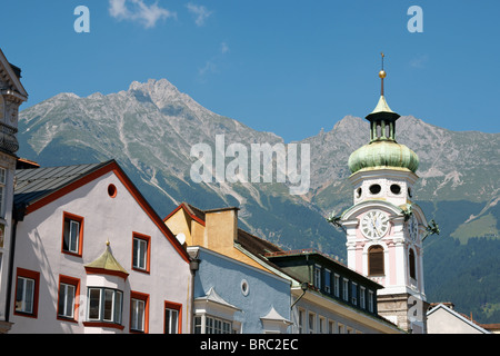 Aperçu d'Innsbruck la capitale de l'état du Tyrol en Autriche. Maisons et église de couleur typique entre de hautes montagnes Banque D'Images