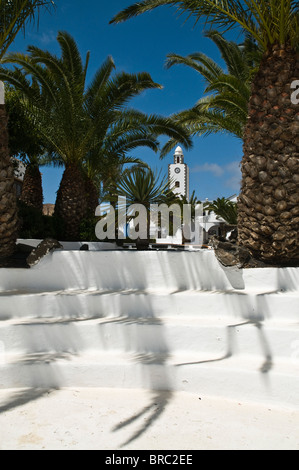 Dh San Bartolome Lanzarote Clock Tower Building blanc et village plaza square palmiers Banque D'Images