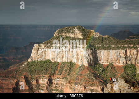 Les personnes à la recherche d'un arc-en-ciel sur le Grand Canyon, North Rim, Arizona USA Banque D'Images