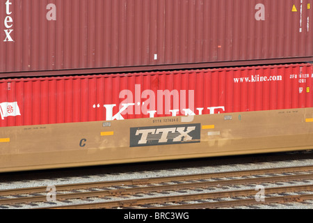 Des conteneurs sur des wagons de marchandises la TTX dans le triage, au centre-ville de Vancouver, BC Canada Banque D'Images