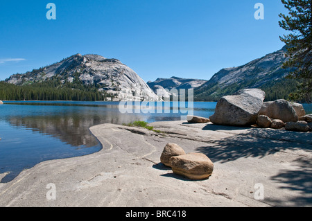 Tôt le matin jusqu'au Lac Tenaya dans Yosemite National Park, California, USA Banque D'Images