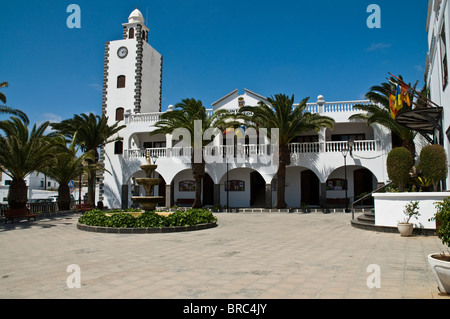 Dh San Bartolome Lanzarote Clock Tower Building blanc et village plaza square Banque D'Images