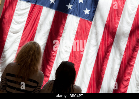 Deux adolescents standing in front of the stars and stripes, Las Vegas USA Banque D'Images