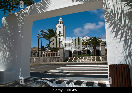 Dh San Bartolome Lanzarote Clock Tower Building blanc et village plaza square centre ville Banque D'Images