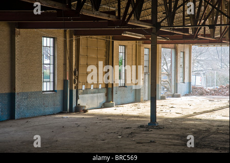 Démolition de l'ancien bâtiment industriel avec le trou dans le mur, Philadelphie, USA Banque D'Images