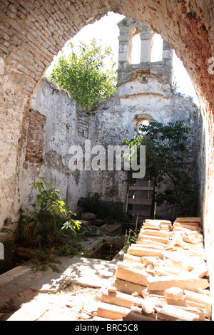 Ruines de l'ancien cloître à Osor près de Bijar Bay, Croatie Banque D'Images