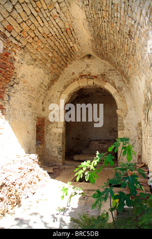 Ruines de l'ancien cloître à Osor près de Bijar Bay, Croatie Banque D'Images