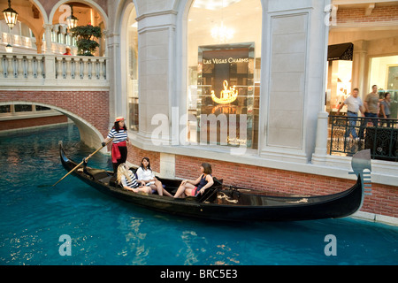 Les personnes ayant un trajet sur une gondole vénitienne, l'hôtel, The Strip, Las Vegas USA Banque D'Images