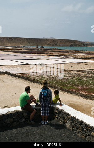 Dh SALINAS DE JANUBIO LANZAROTE famille touristique donnant sur la mer de l'usine de salinisation des champs de sel gens touristes Banque D'Images