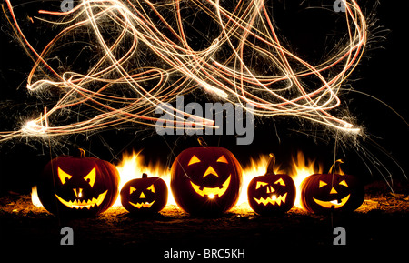Citrouilles d'Halloween, Jack o lanternes, feu d'artifice et visages Banque D'Images