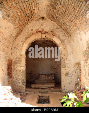 Ruines de l'ancien cloître à Osor près de Bijar Bay, Croatie Banque D'Images