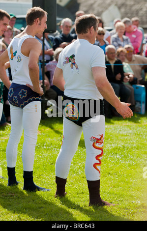 Les lutteurs de Cumbrie portant des costumes traditionnels à la Westmorland Show Banque D'Images