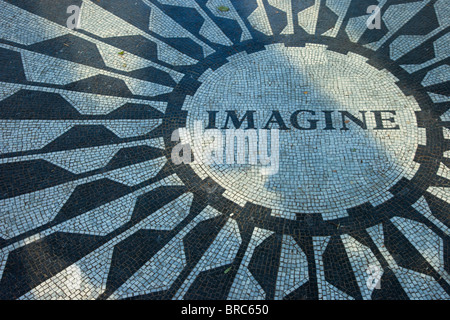 'Imagine' - le mémorial de John Lennon en mosaïque de champs de fraises à l'intérieur de Central Park, New York City USA Banque D'Images