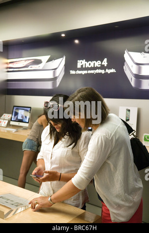 Les gens d'essayer l'iphone à l'Apple Store, Fashion Show Mall, Las Vegas USA Banque D'Images