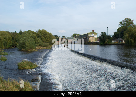 Le déversoir et une usine à papier sur la rivière Wharfe à Otley Leeds West Yorkshire UK Banque D'Images