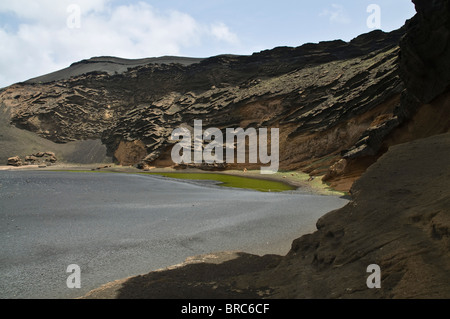 Dh Green lagoon EL GOLFO LANZAROTE Green lagoon et falaises de lave volcanique Banque D'Images