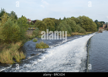 Le barrage sur la rivière Wharfe à Otley Leeds West Yorkshire UK Banque D'Images