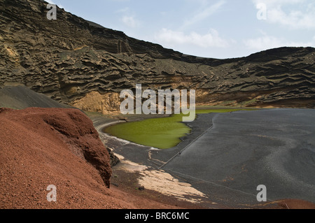 Dh Green lagoon EL GOLFO LANZAROTE Green lagoon et falaises de lave volcanique Banque D'Images